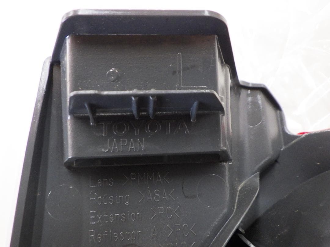 【新車外し】トヨタ純正 200系ハイエース テールランプ 寒冷地仕様 ４型後期～