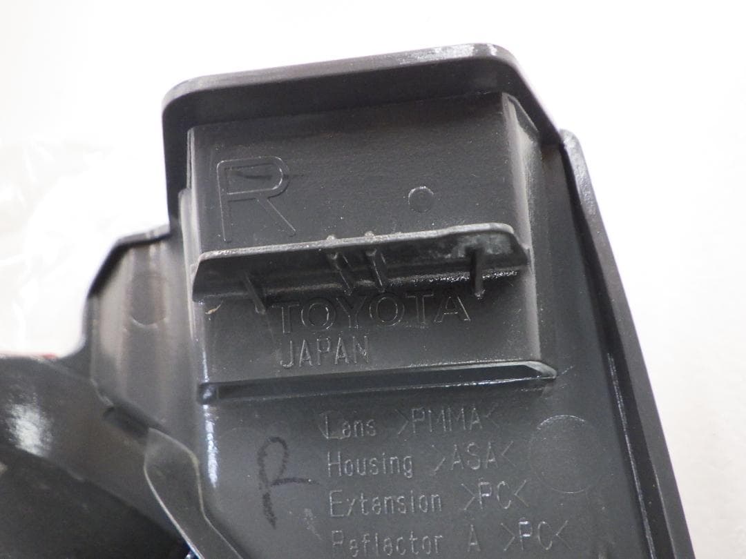 【新車外し】トヨタ純正 200系ハイエース テールランプ 寒冷地仕様 ４型後期～