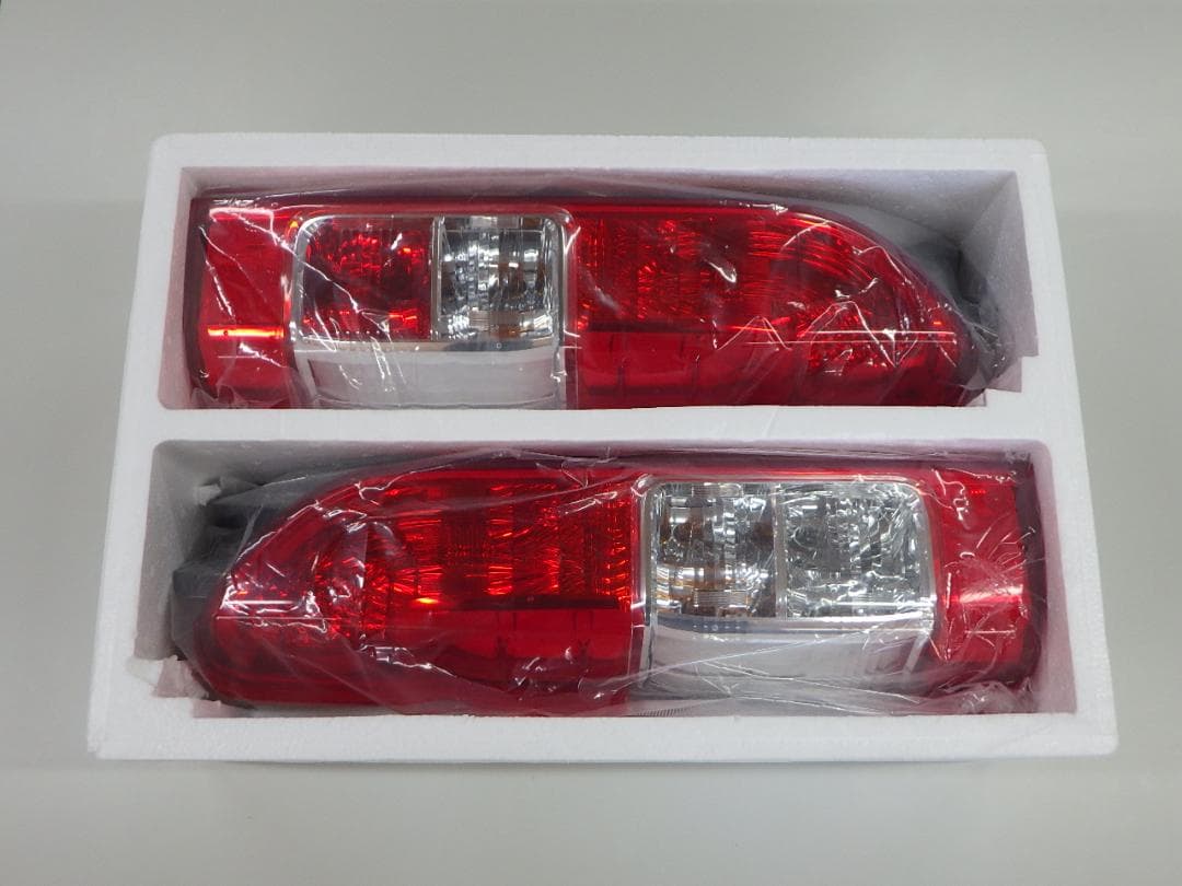 【新車外し】トヨタ純正 200系ハイエース テールランプ 寒冷地仕様 ４型後期～