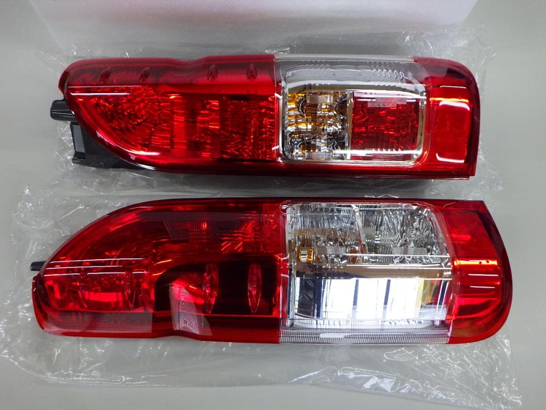 【新車外し】トヨタ純正 200系ハイエース テールランプ 寒冷地仕様 ４型後期～