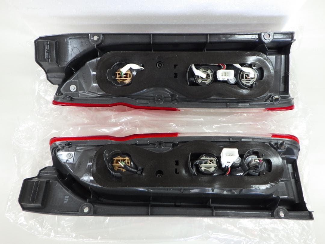 【新車外し】トヨタ純正 200系ハイエース テールランプ 寒冷地仕様 ４型後期～