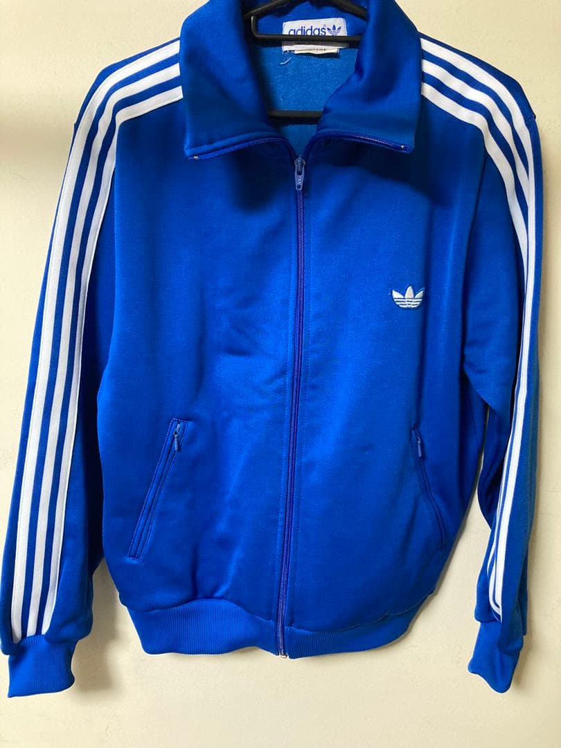adidasトラックジャケット水色