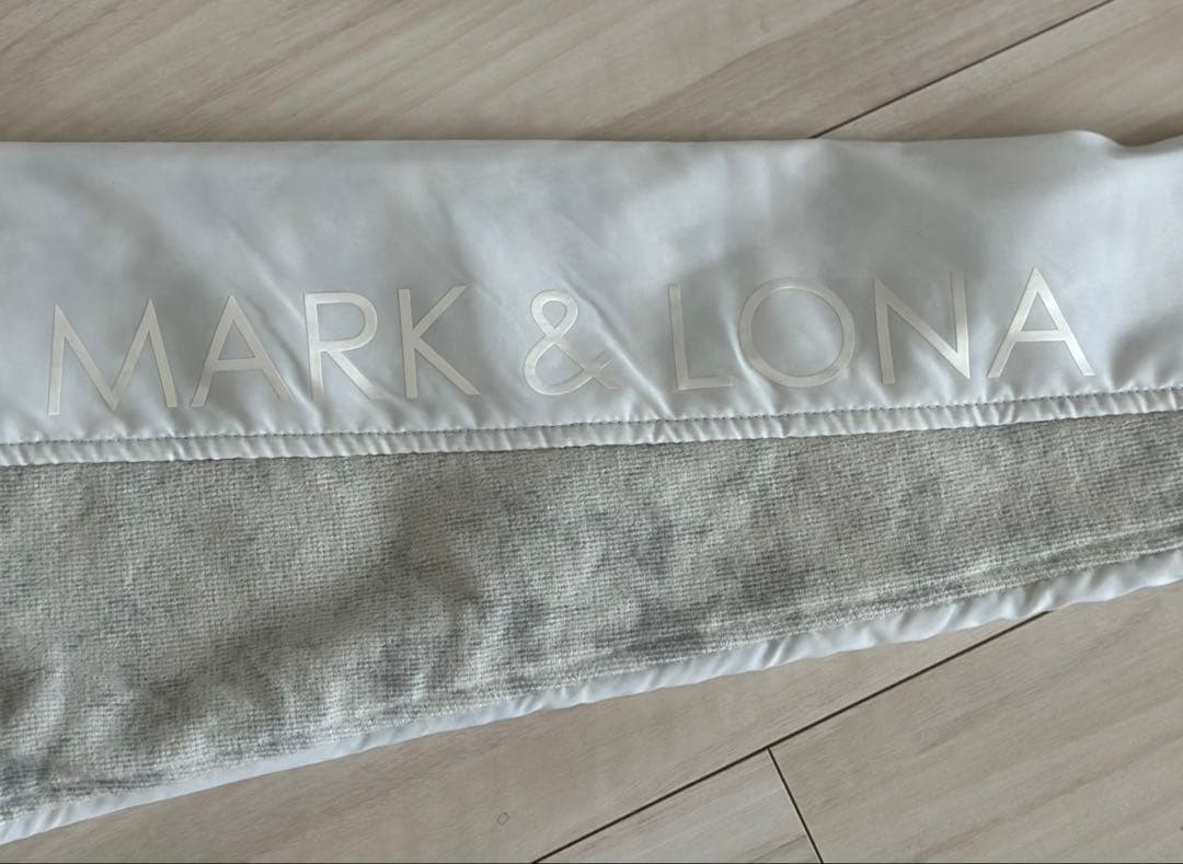 マーク&ロナ 胸スカル/袖MLウォームストレッチジップアウター　オフホワイト