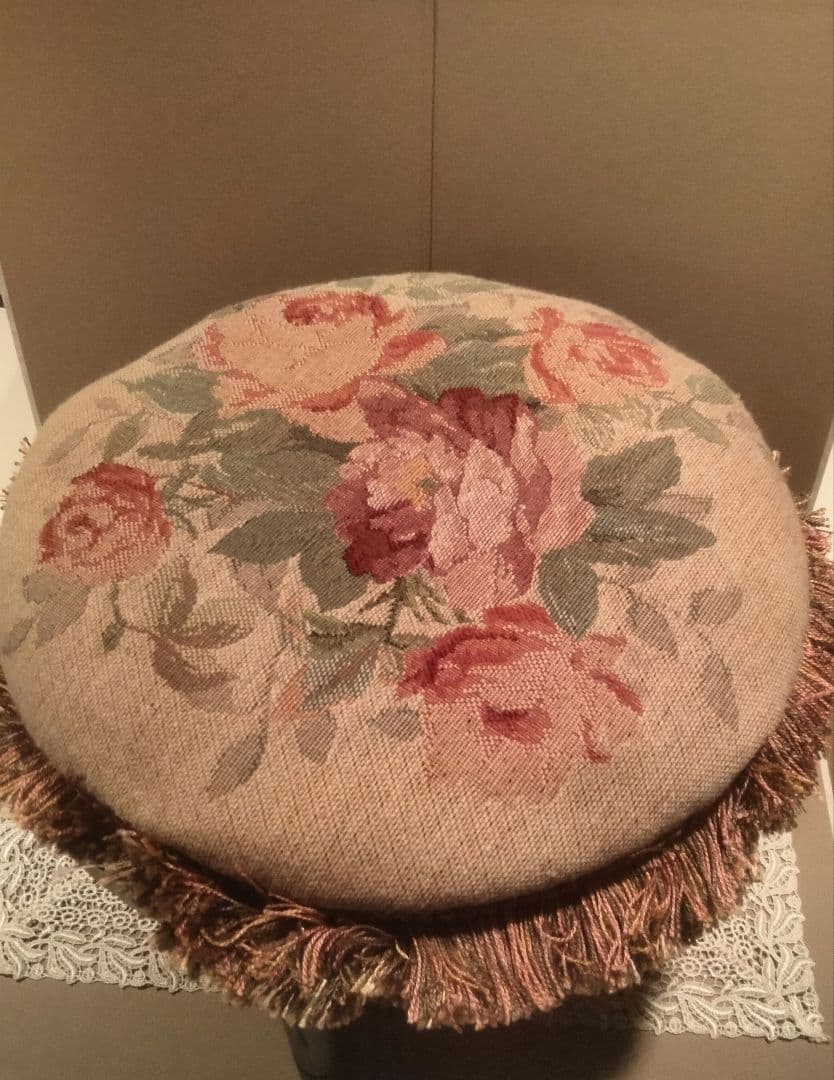 プチポワンの小さい丸椅子　フットスツール 　ビスクドール撮影用など