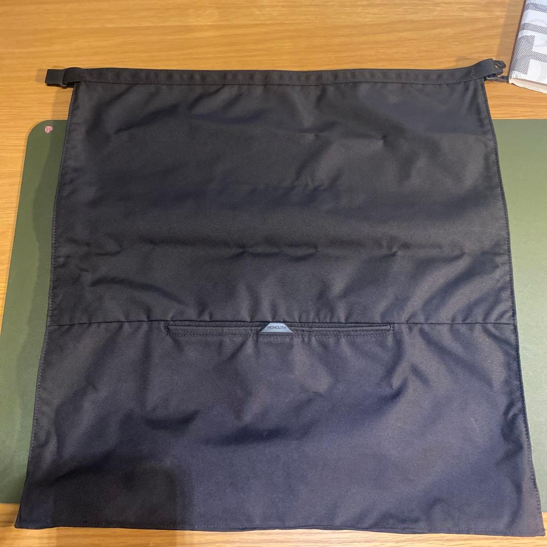 MONOLITH ブラックバッグ ジッパーポケット付き