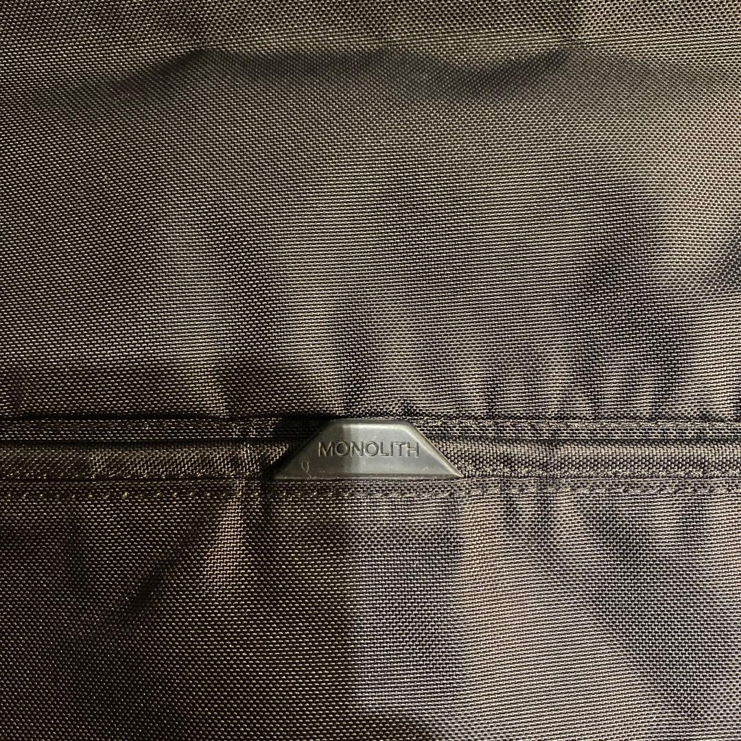MONOLITH ブラックバッグ ジッパーポケット付き