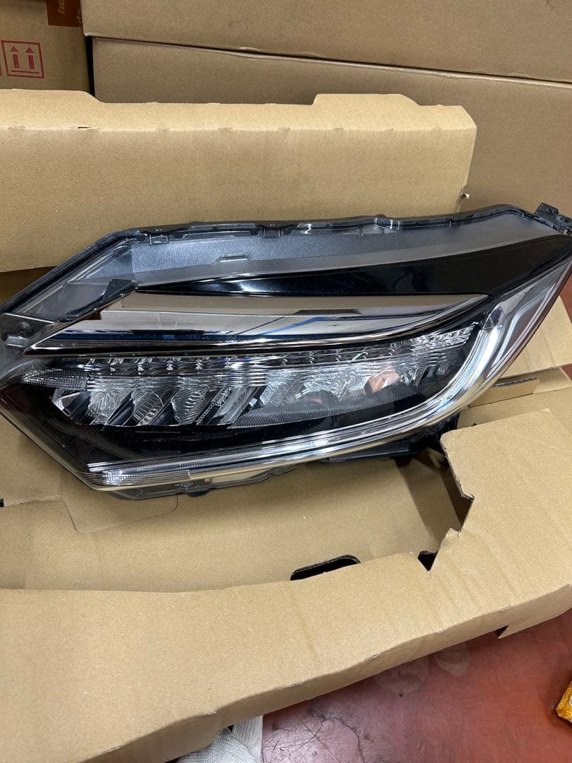 ヴェゼルハイブリッド　左右ヘッドライトセット