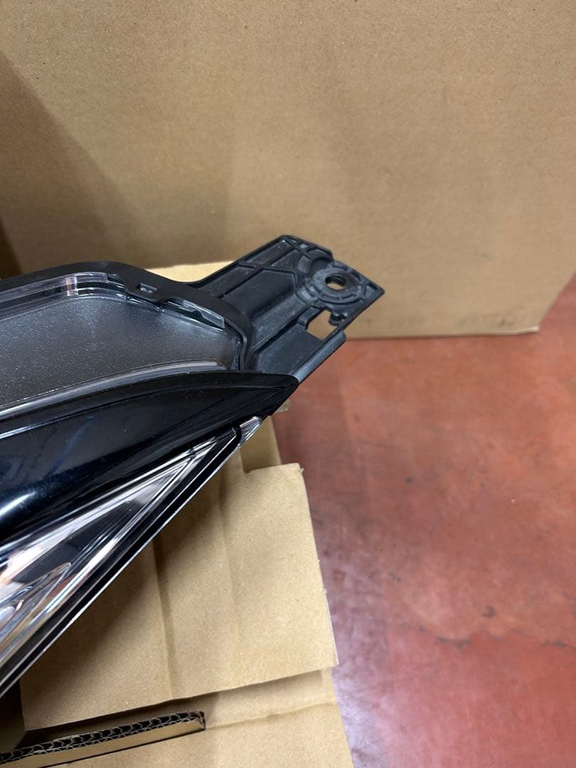 ヴェゼルハイブリッド　左右ヘッドライトセット