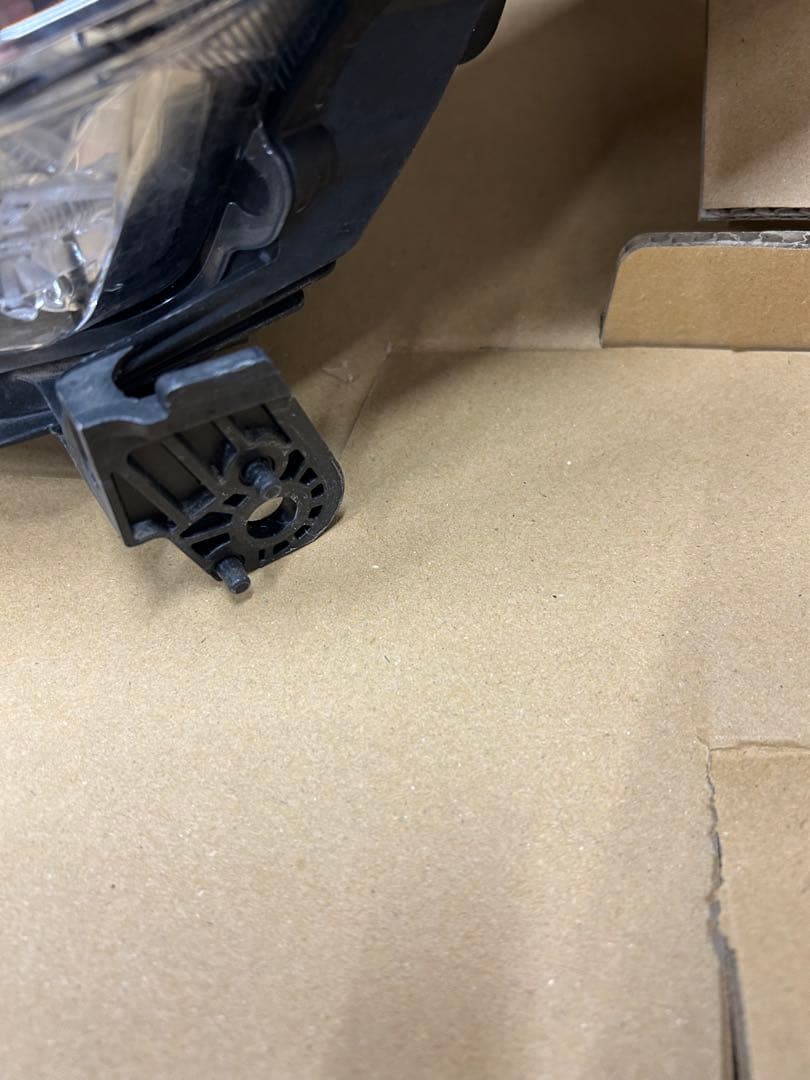 ヴェゼルハイブリッド　左右ヘッドライトセット