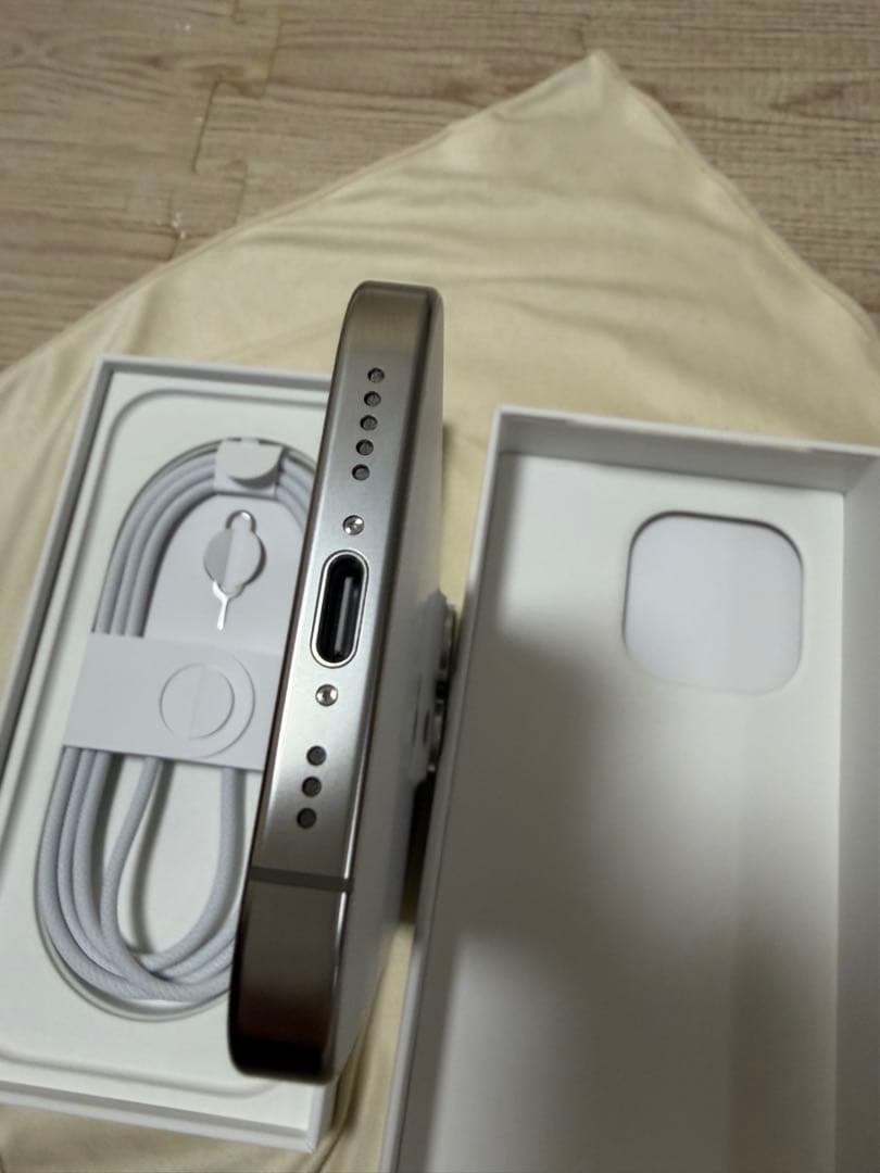 綺麗　iPhone 16Pro 256GB ホワイトバッテリー99%SIMフリー