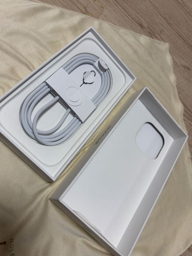 綺麗　iPhone 16Pro 256GB ホワイトバッテリー99%SIMフリー