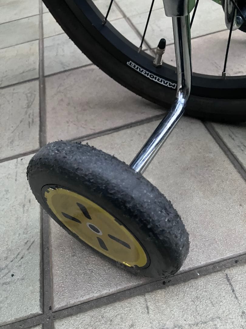 ヨッシーヘルメット付き　コマ有り　マリオ　幼児用自転車　18インチ