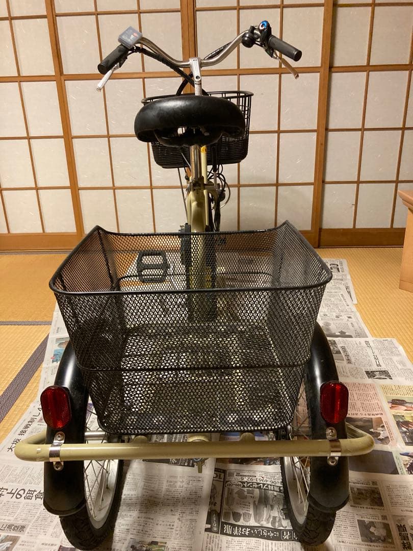 ノーパンク電動三輪車 クリーム色 前後バスケット付き
