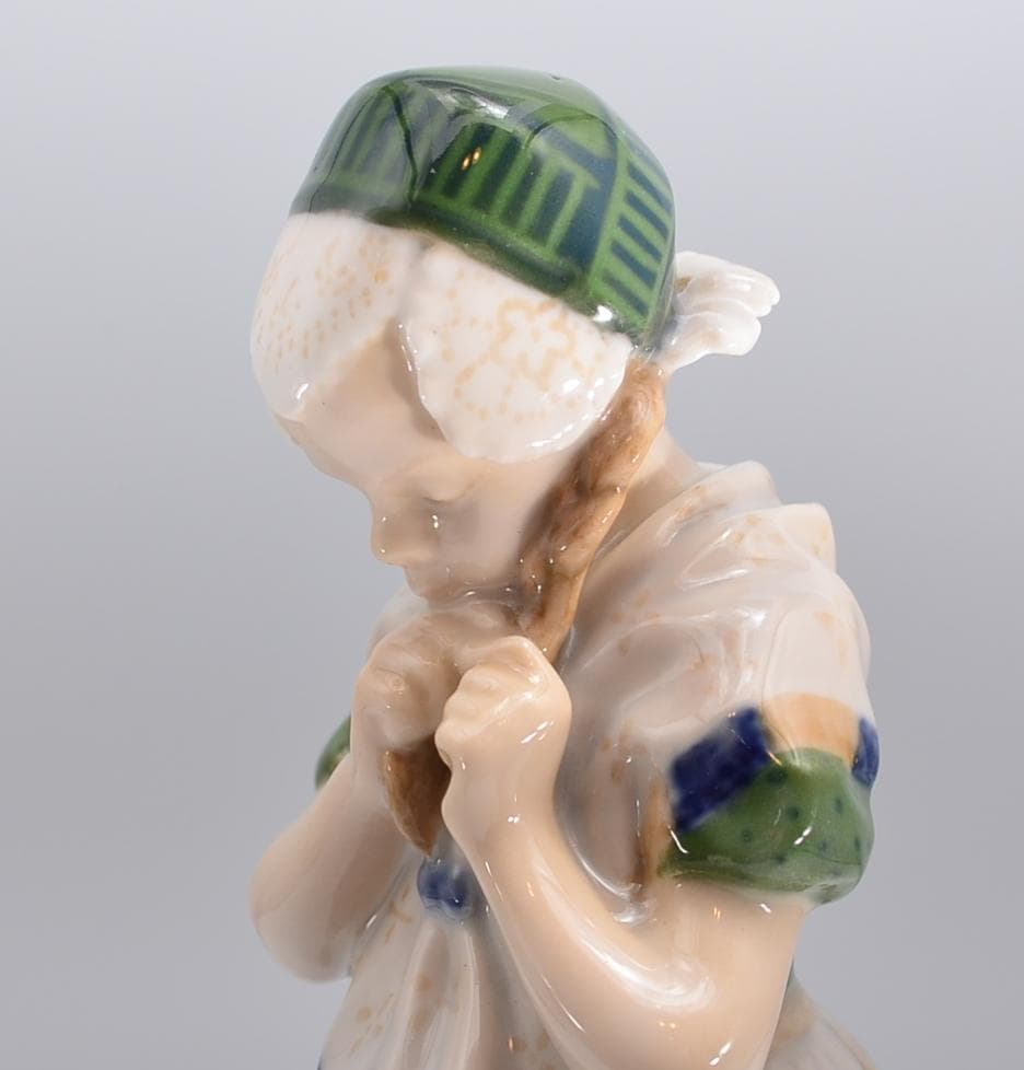 ボーンホルム島の少女　＃1323　★ロイヤルコペンハーゲン　デンマーク　絶版