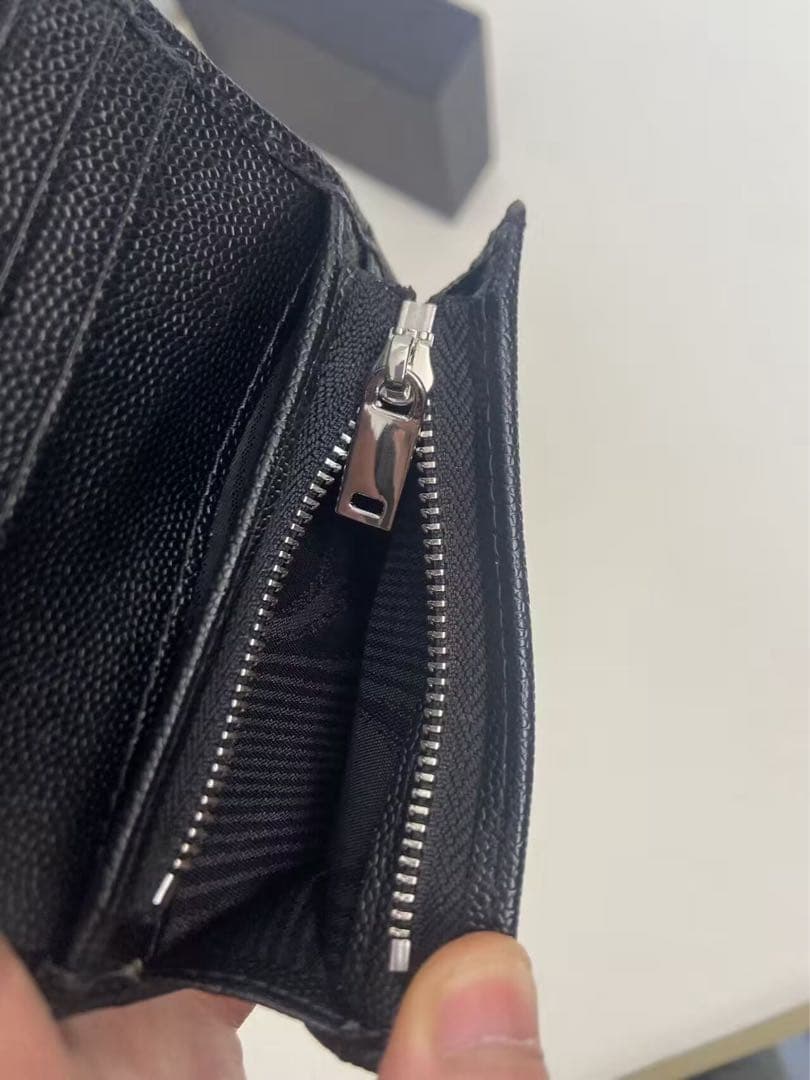 Yves Saint Laurent ブラック レザー 二つ折り財布