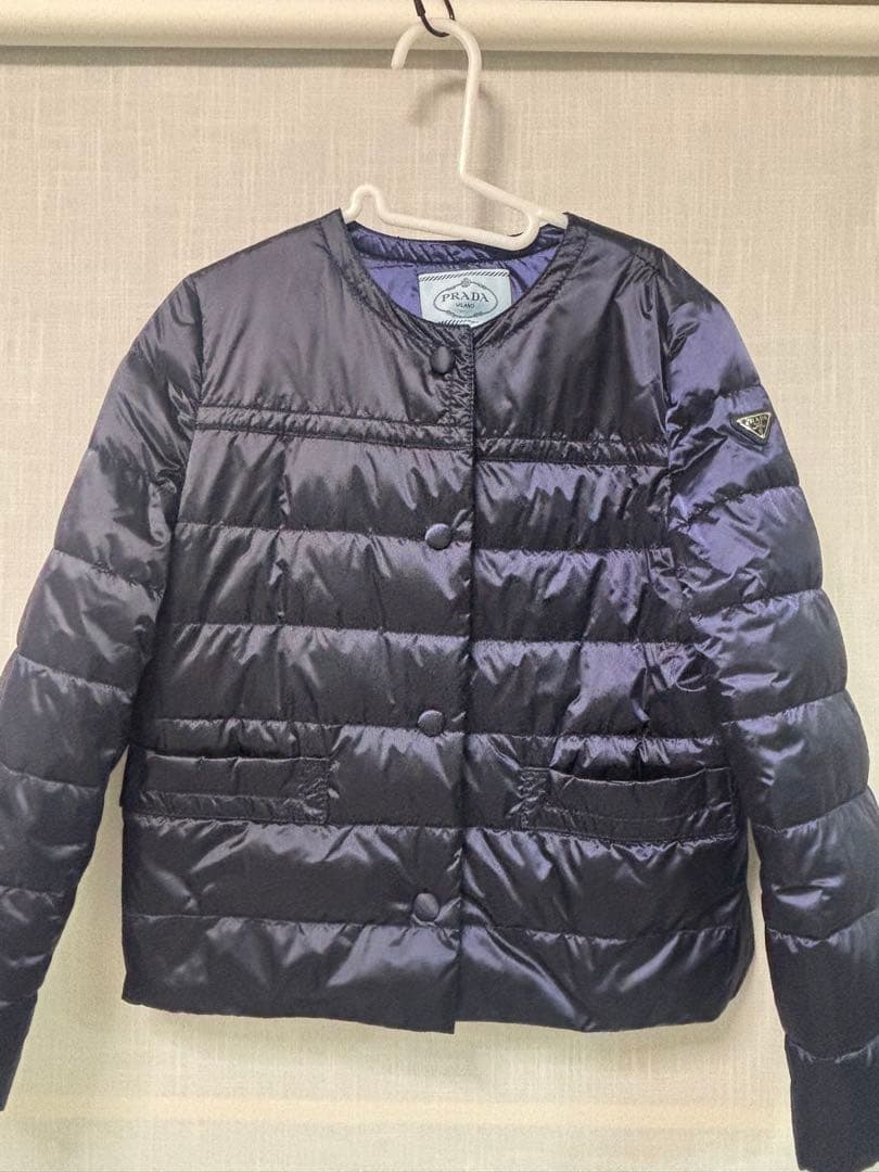 プラダ　ノーカラーダウンジャケット