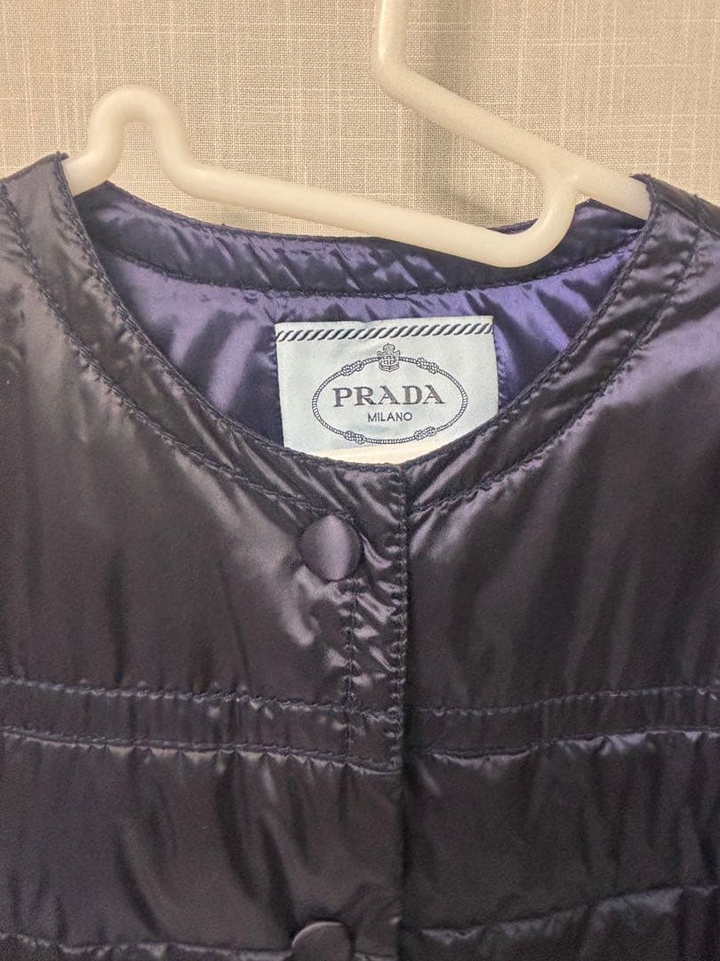 プラダ　ノーカラーダウンジャケット