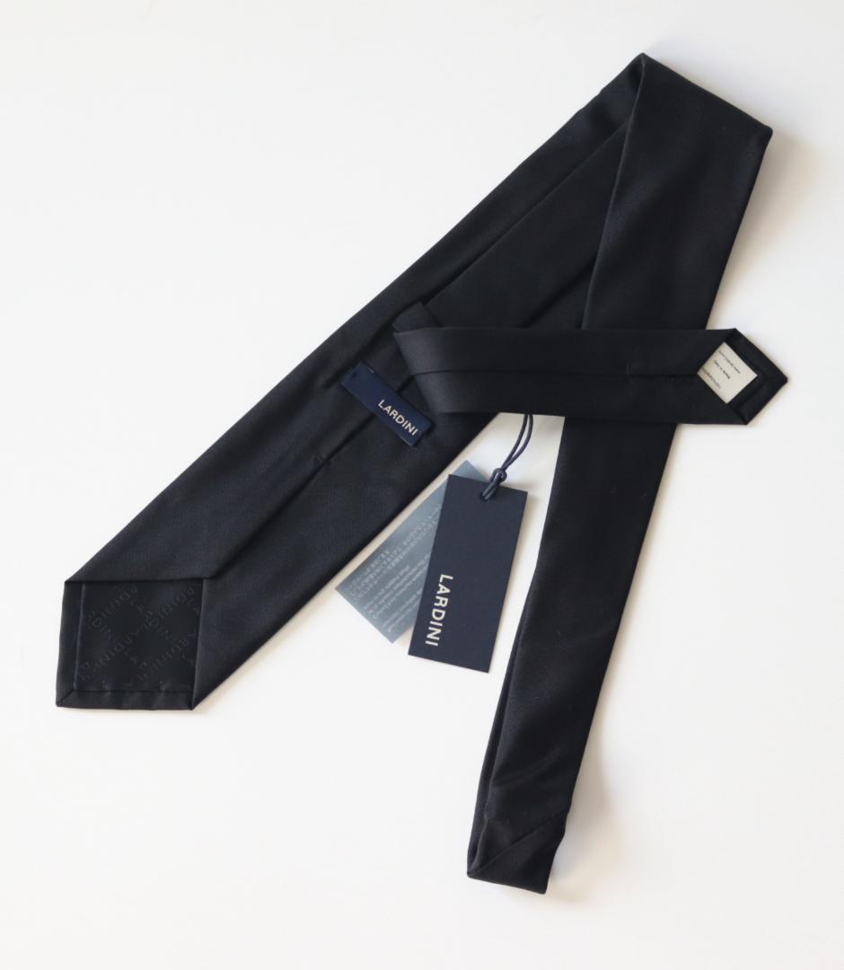 新品タグ付き【ラルディーニ】シルク100％ 剣先フラワー刺繍 ネクタイ 黒無地