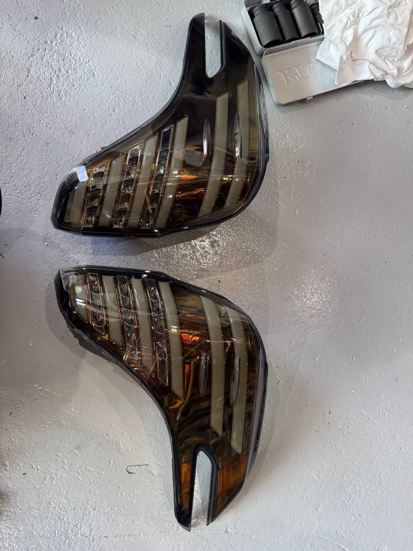 Valenti Revo Jewelled LED Tail アルファード