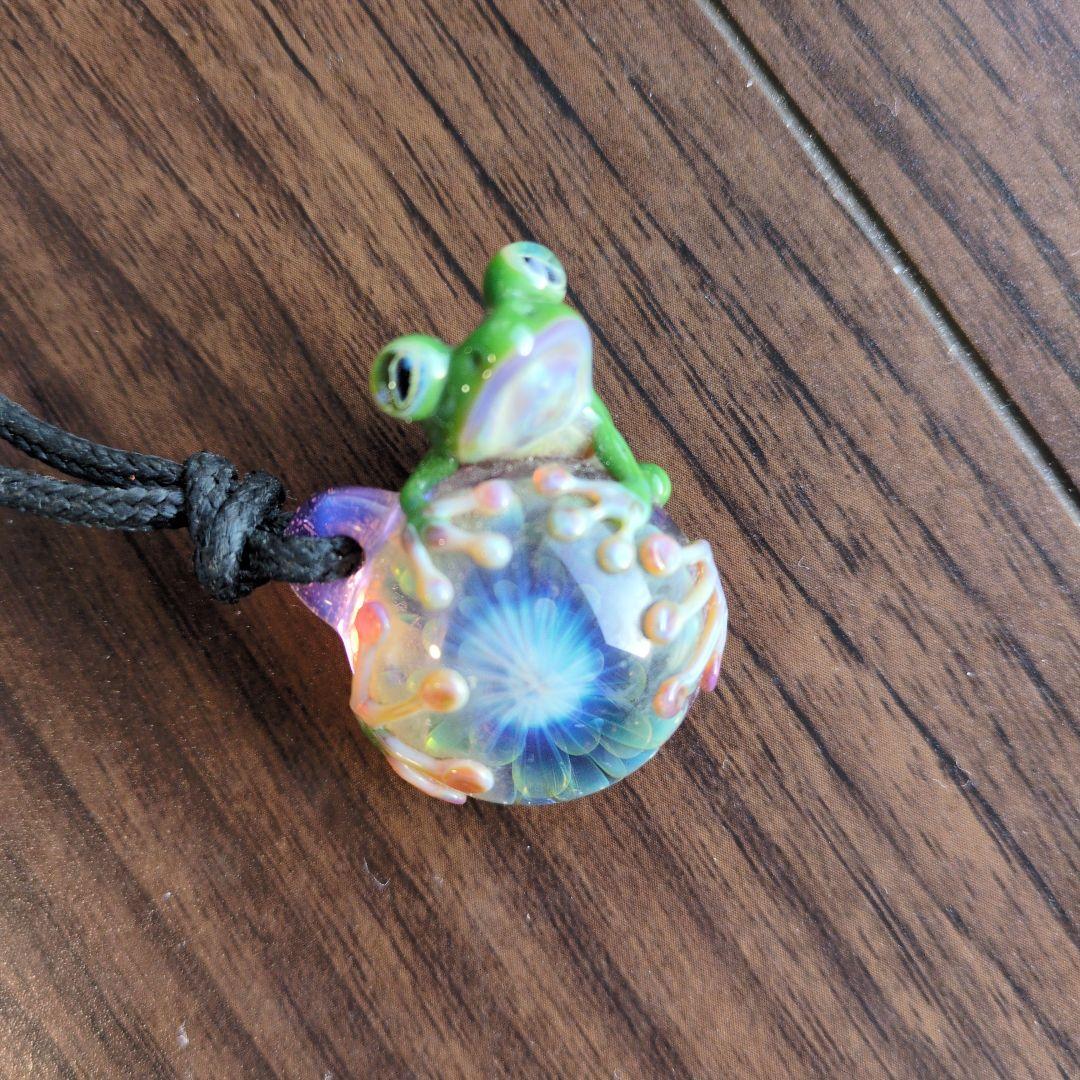 ハ*ロ様 麻覇王 カエルネックレス チャームのみ