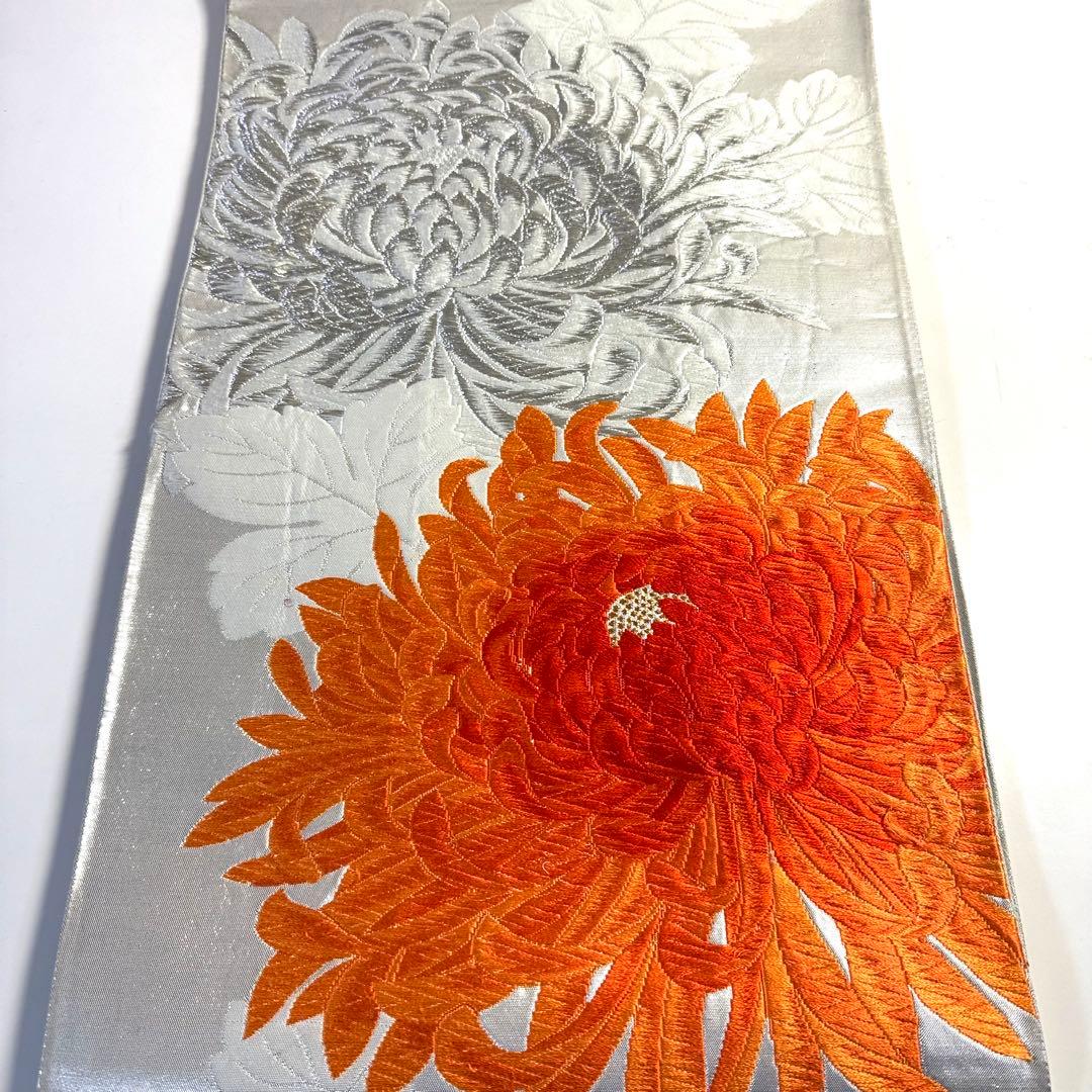 5k3120 袋帯　絹　唐織　乱菊　銀色　白　橙色　花柄　和装　着物