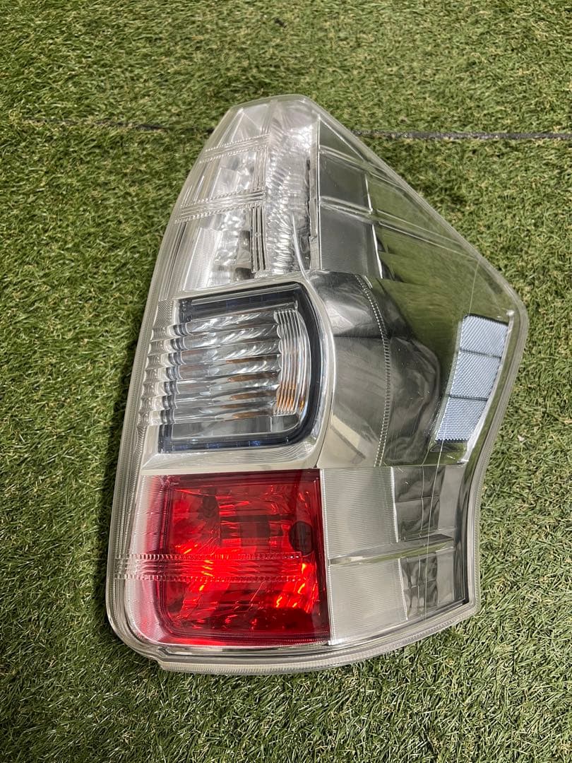 プリウスa テールランプ　右