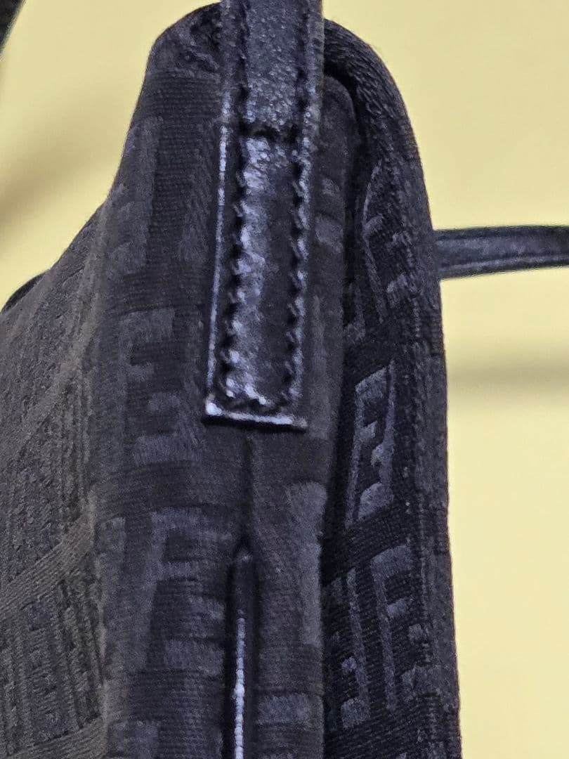 FENDI ズッキーノ柄 ショルダーバッグ斜めがけ