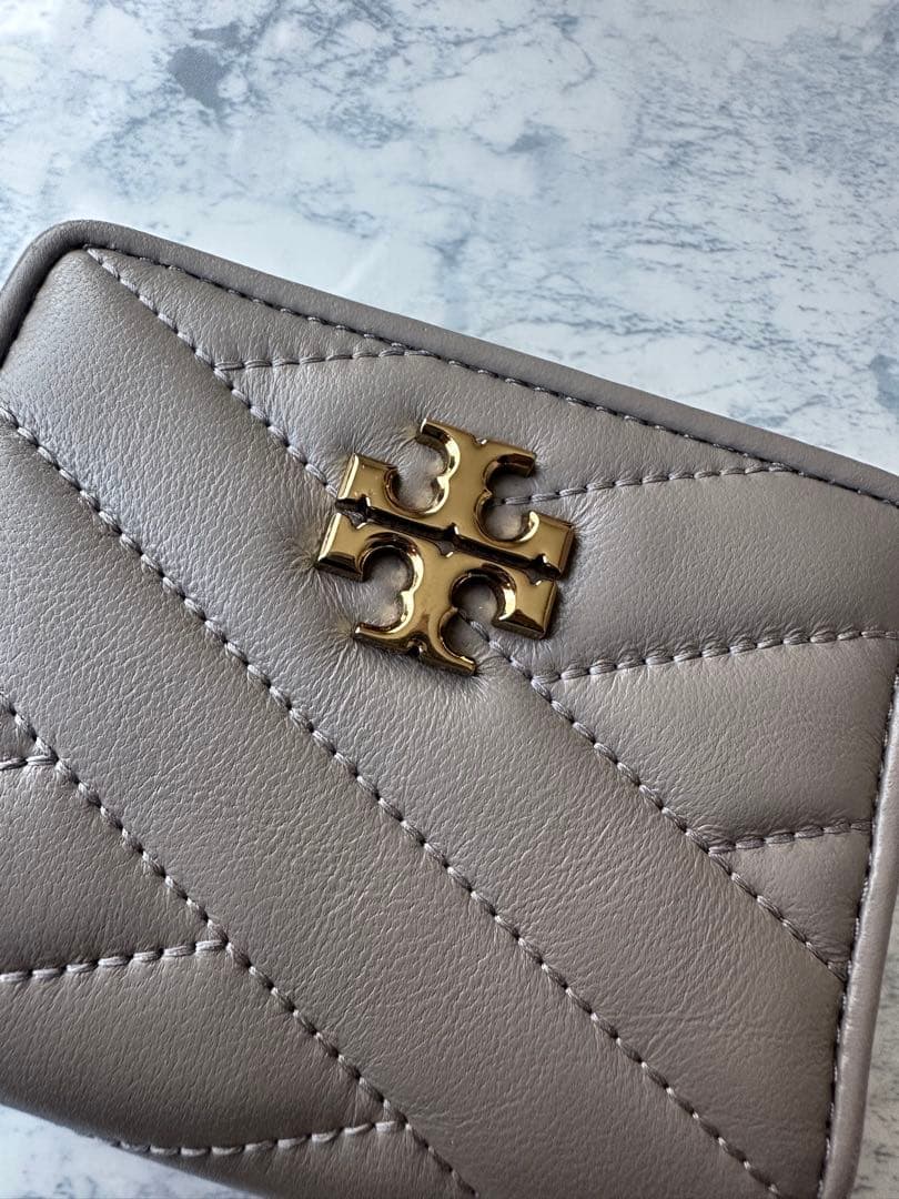 トリーバーチ キルティング 二つ折り財布 グレージュ TORYBURCH