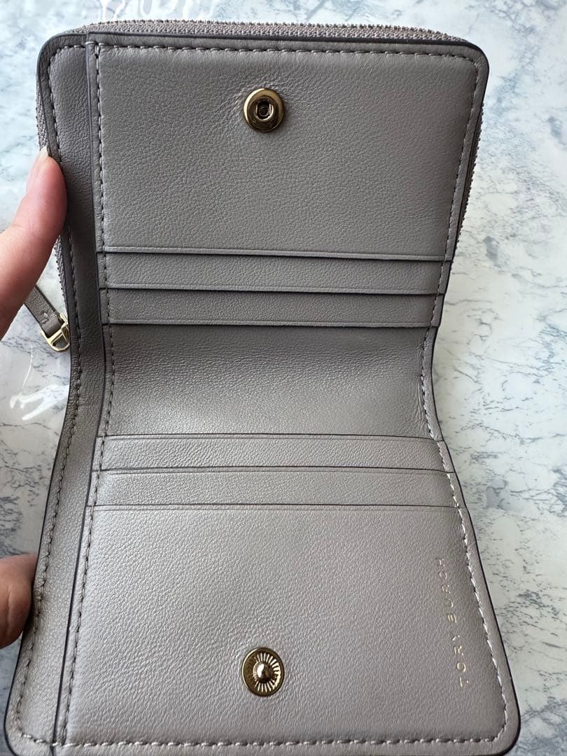 トリーバーチ キルティング 二つ折り財布 グレージュ TORYBURCH