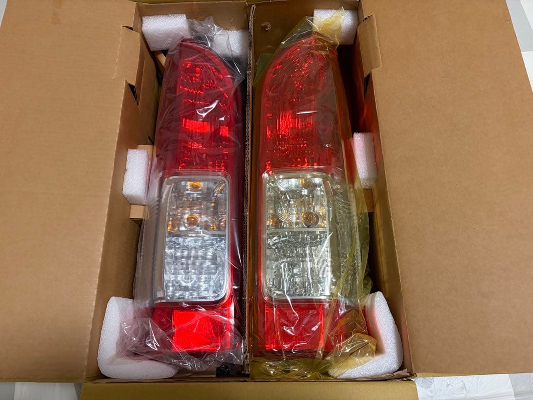 【美品】7型ハイエース新車外し　純正テールランプ