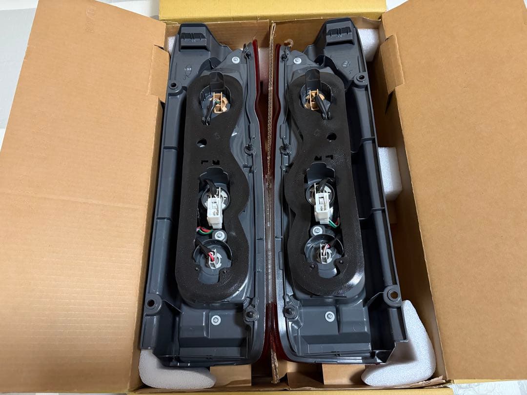 【美品】7型ハイエース新車外し　純正テールランプ