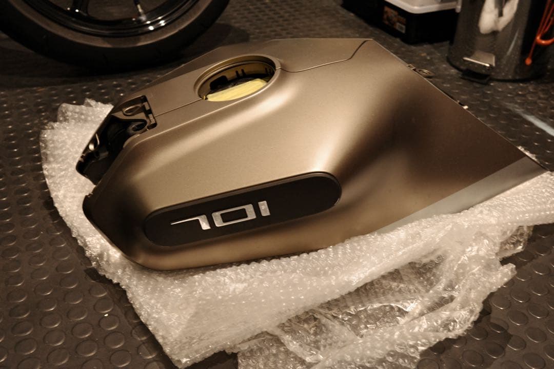 svartpilen701 ガソリンタンク　タンクカバー　vitpilen