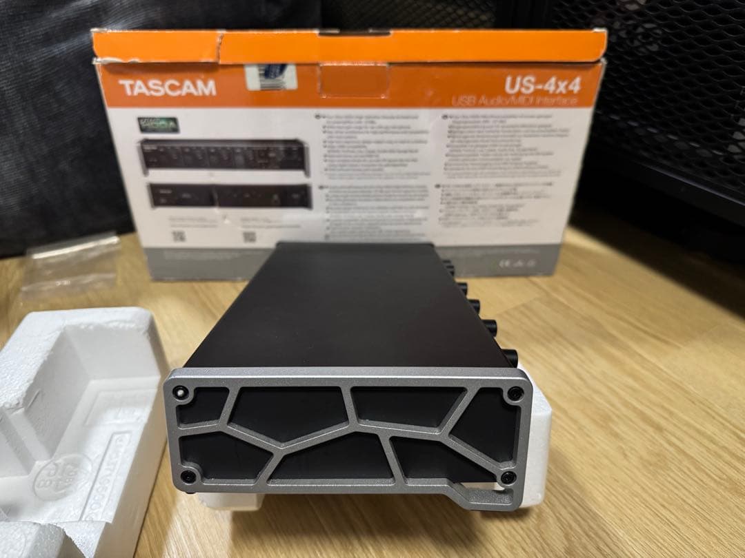 TASCAM US-4x4　オーディオインターフェース