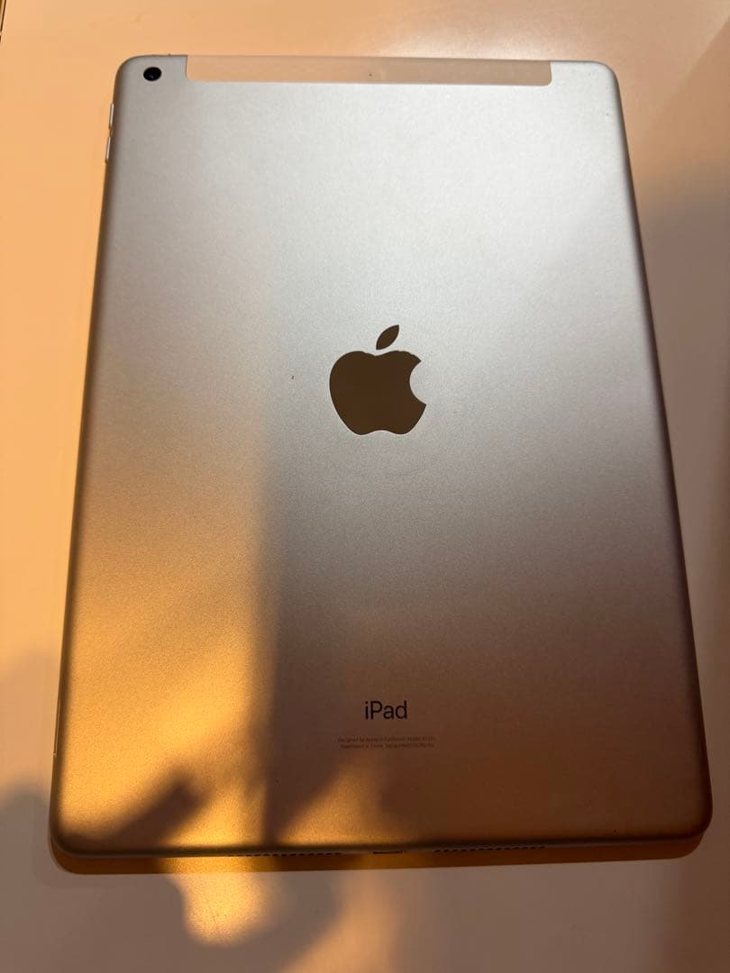 敏*様 Apple iPad 第8世代シルバー本体 箱・充電器付