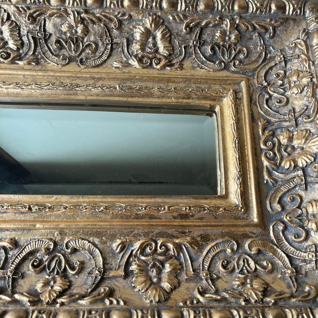 装飾的な金色の壁掛け鏡　アンティーク　ウォール　ミラー　金色