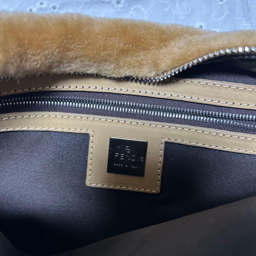 FENDI ベージュファーショルダーバッグ