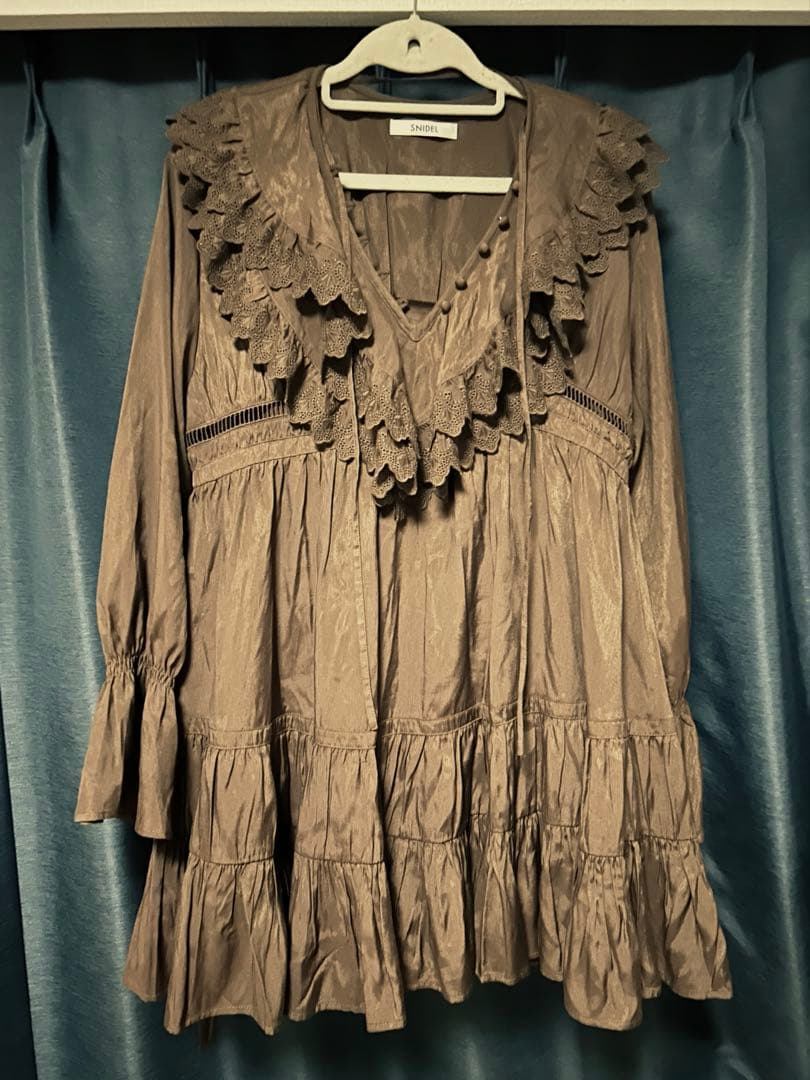 【未使用】コットンライクラッフルカラーチュニック/SNIDEL