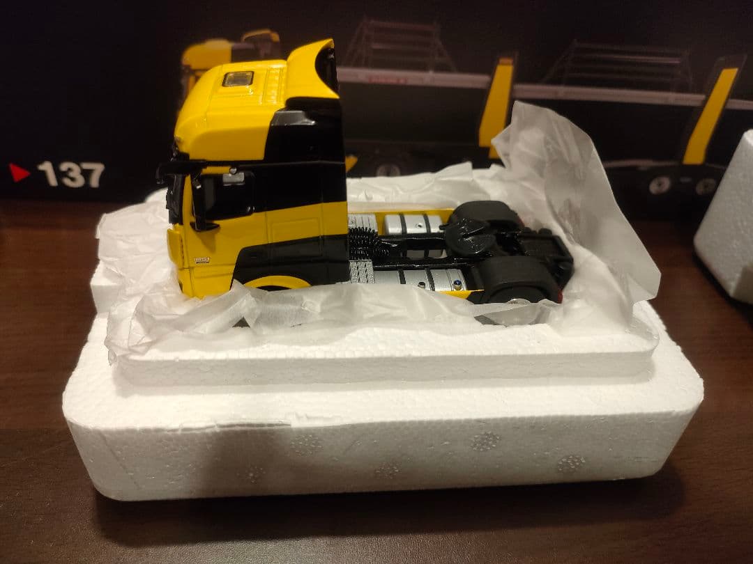 MINIGT Mercedes-Benz アクトロス 黄色 右ハンドル 1/64