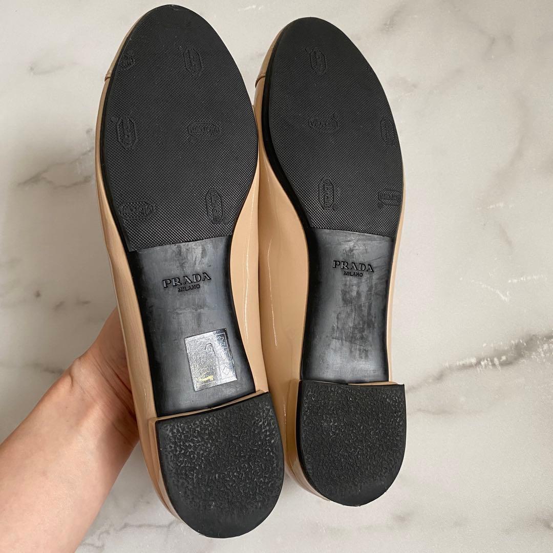 25.0最終値下げ【極美品】PRADA ベージュエナメル フラットパンプス