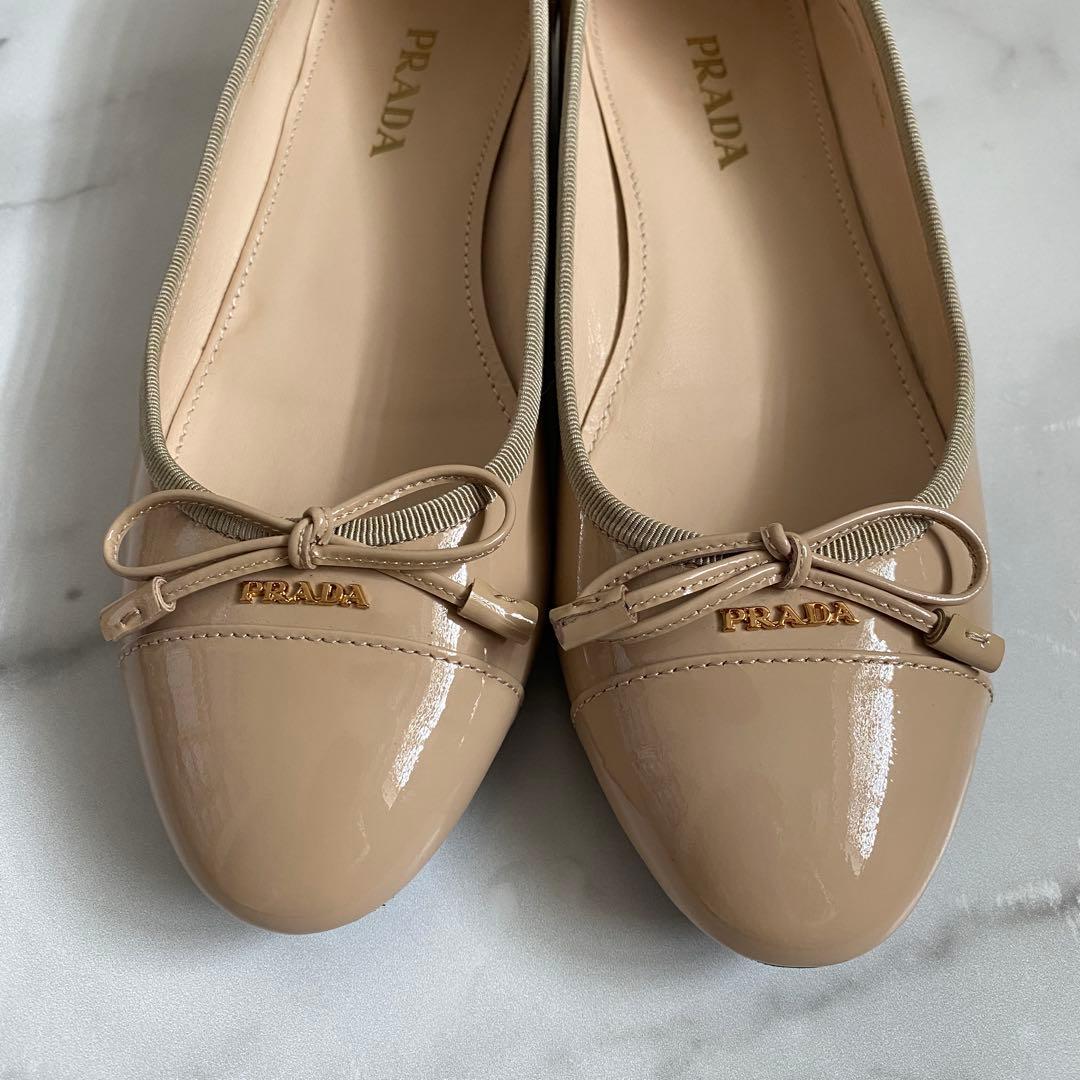 25.0最終値下げ【極美品】PRADA ベージュエナメル フラットパンプス