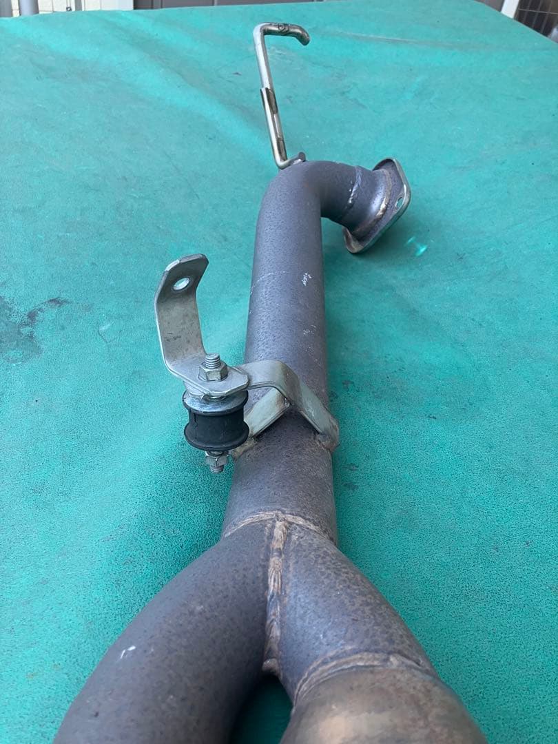 200系ハイエース4型ディーゼルサイド出しデュアルマフラー。