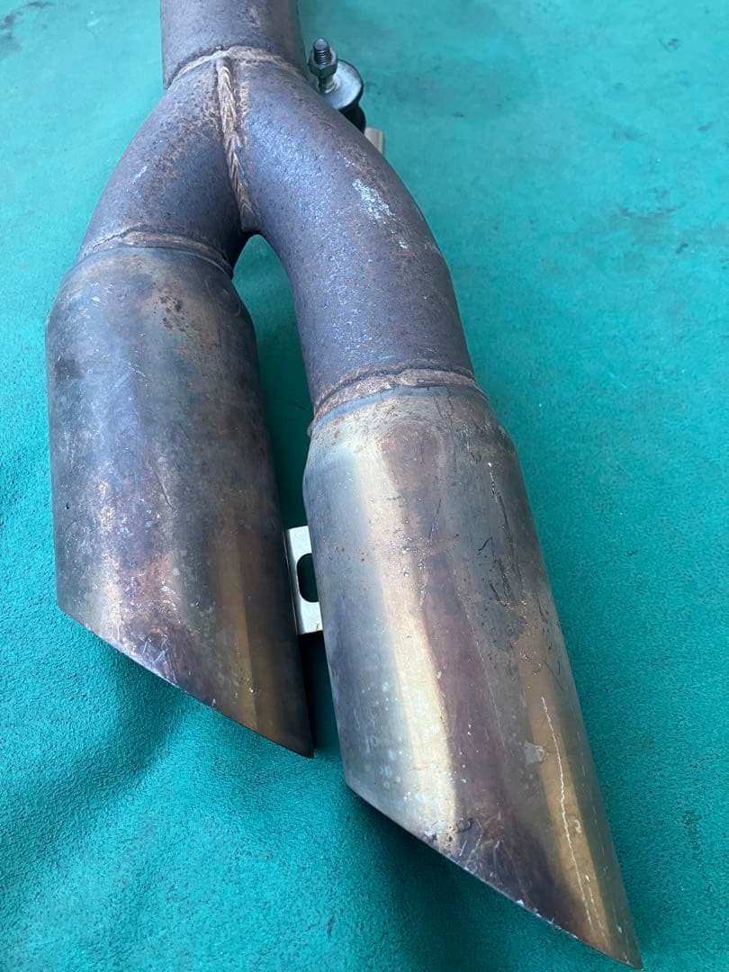 200系ハイエース4型ディーゼルサイド出しデュアルマフラー。