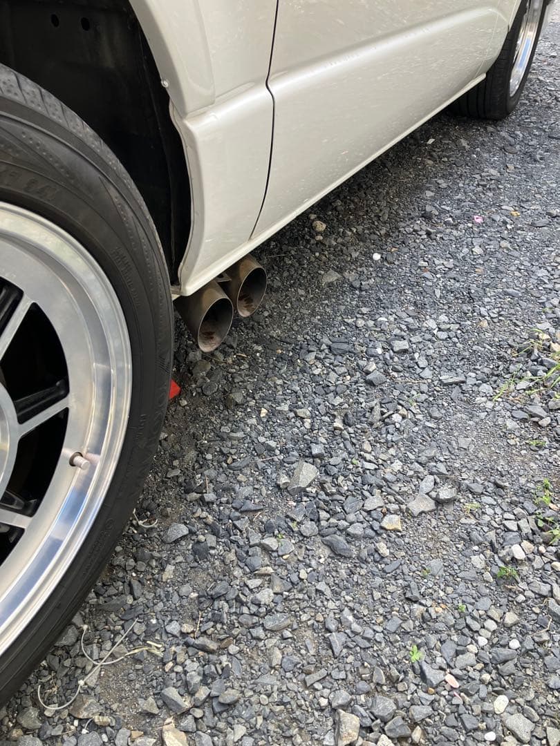 200系ハイエース4型ディーゼルサイド出しデュアルマフラー。