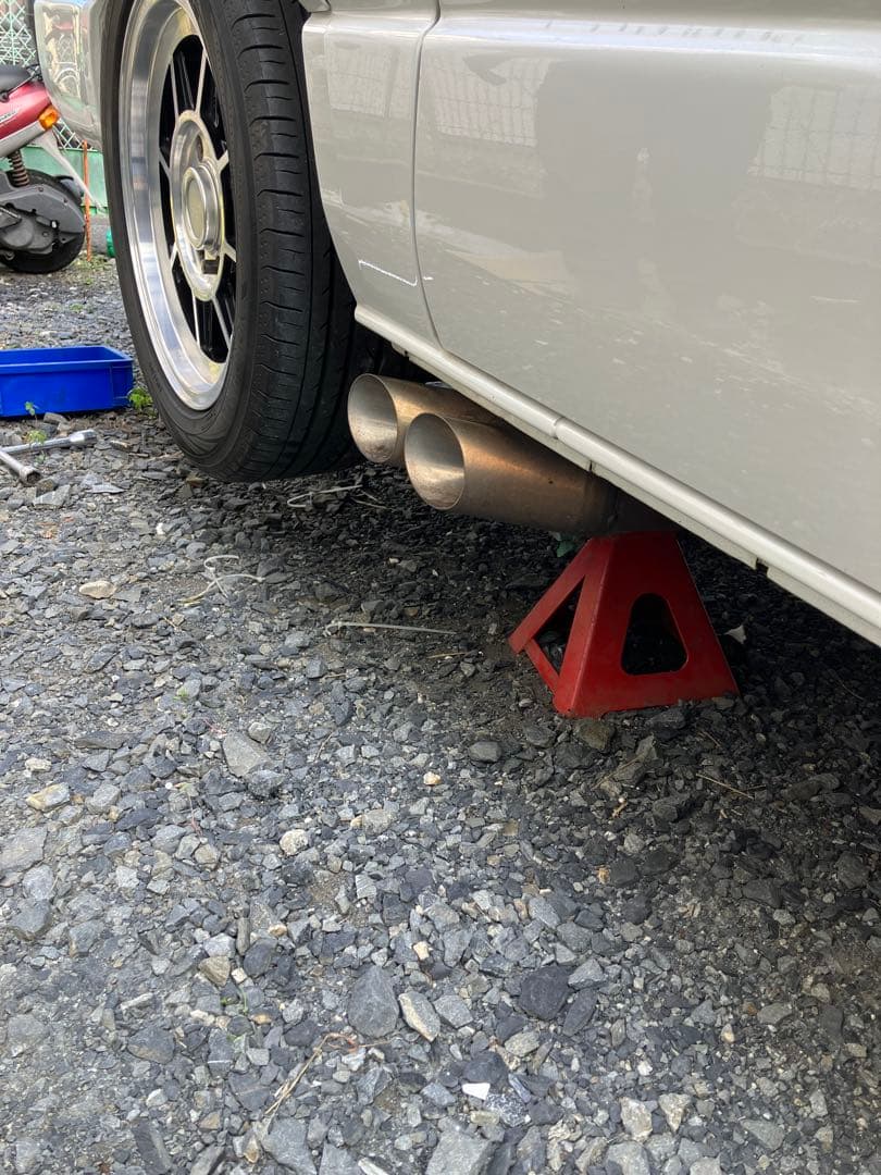 200系ハイエース4型ディーゼルサイド出しデュアルマフラー。