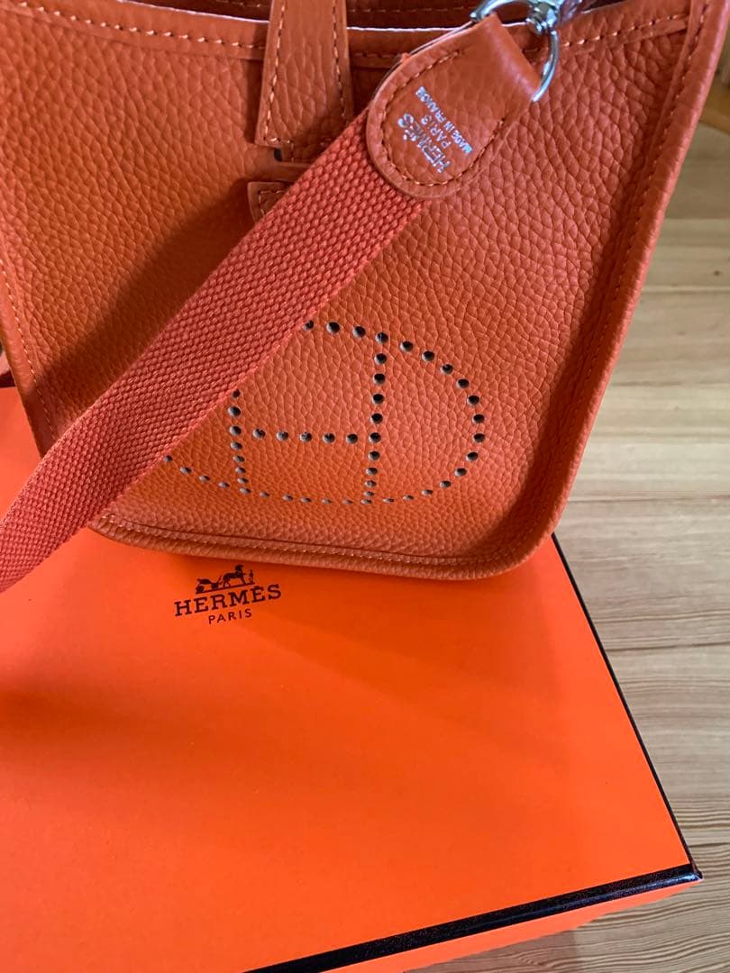 新品未使用 Hパンチング Hロゴ オレンジ ショルダーバッグ 高級革 結婚式