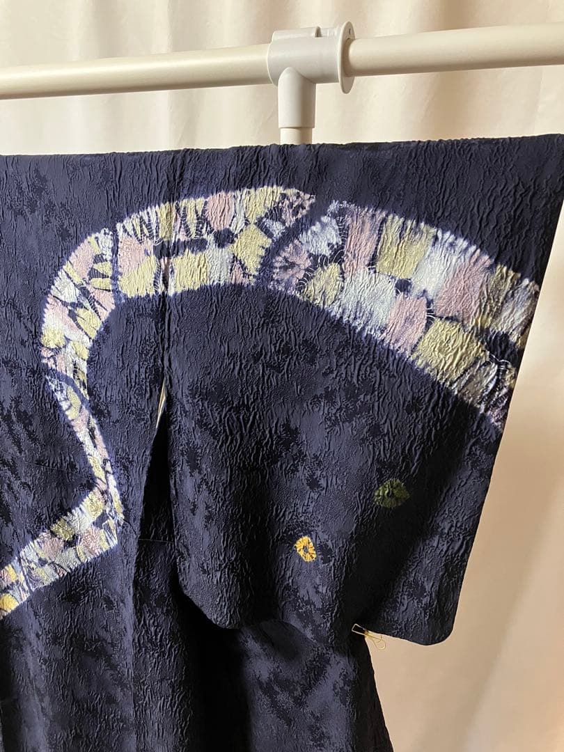ちりめん紺色 着物 後ろ姿が印象的　未使用しつけ糸付き