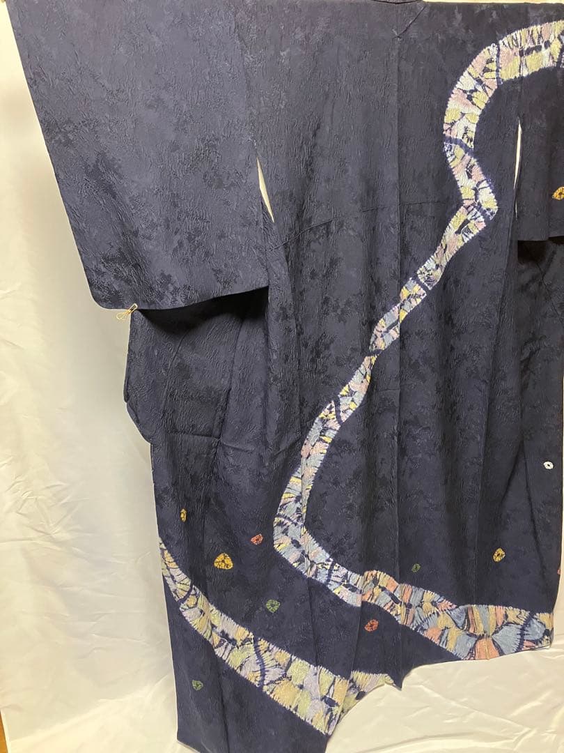 ちりめん紺色 着物 後ろ姿が印象的　未使用しつけ糸付き