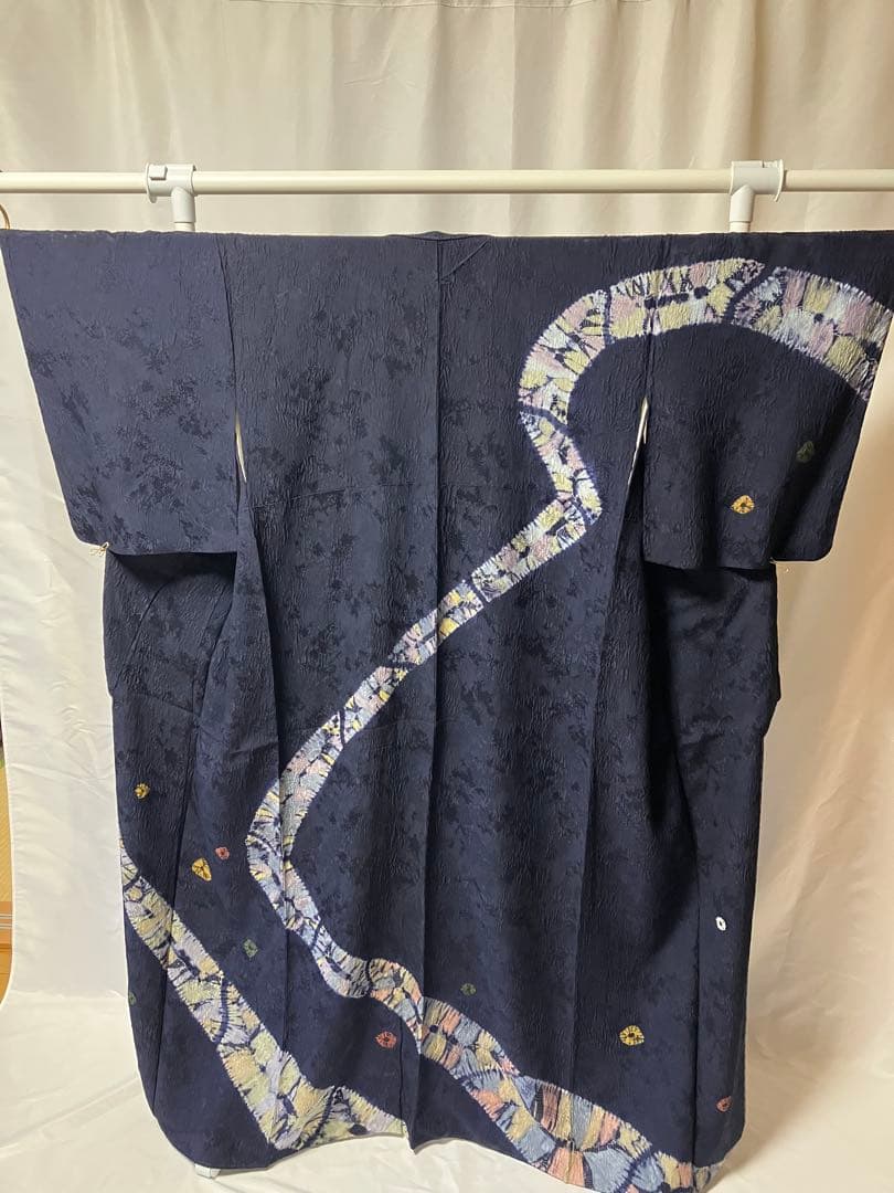 ちりめん紺色 着物 後ろ姿が印象的　未使用しつけ糸付き