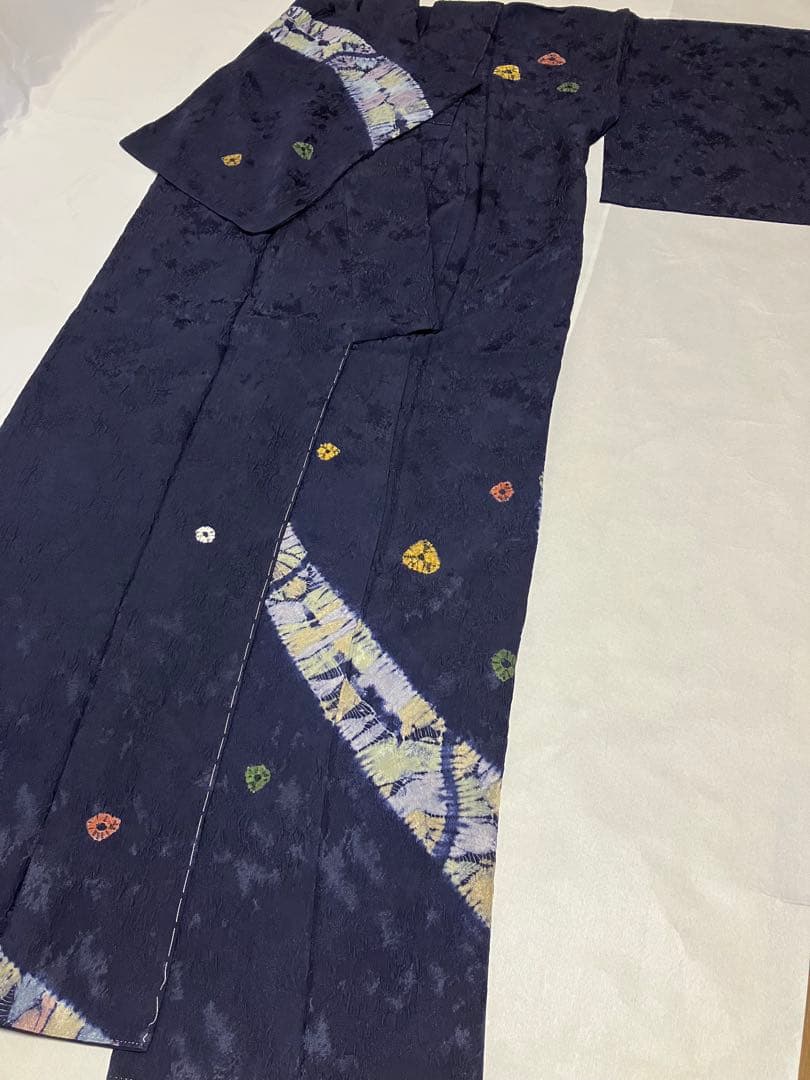 ちりめん紺色 着物 後ろ姿が印象的　未使用しつけ糸付き