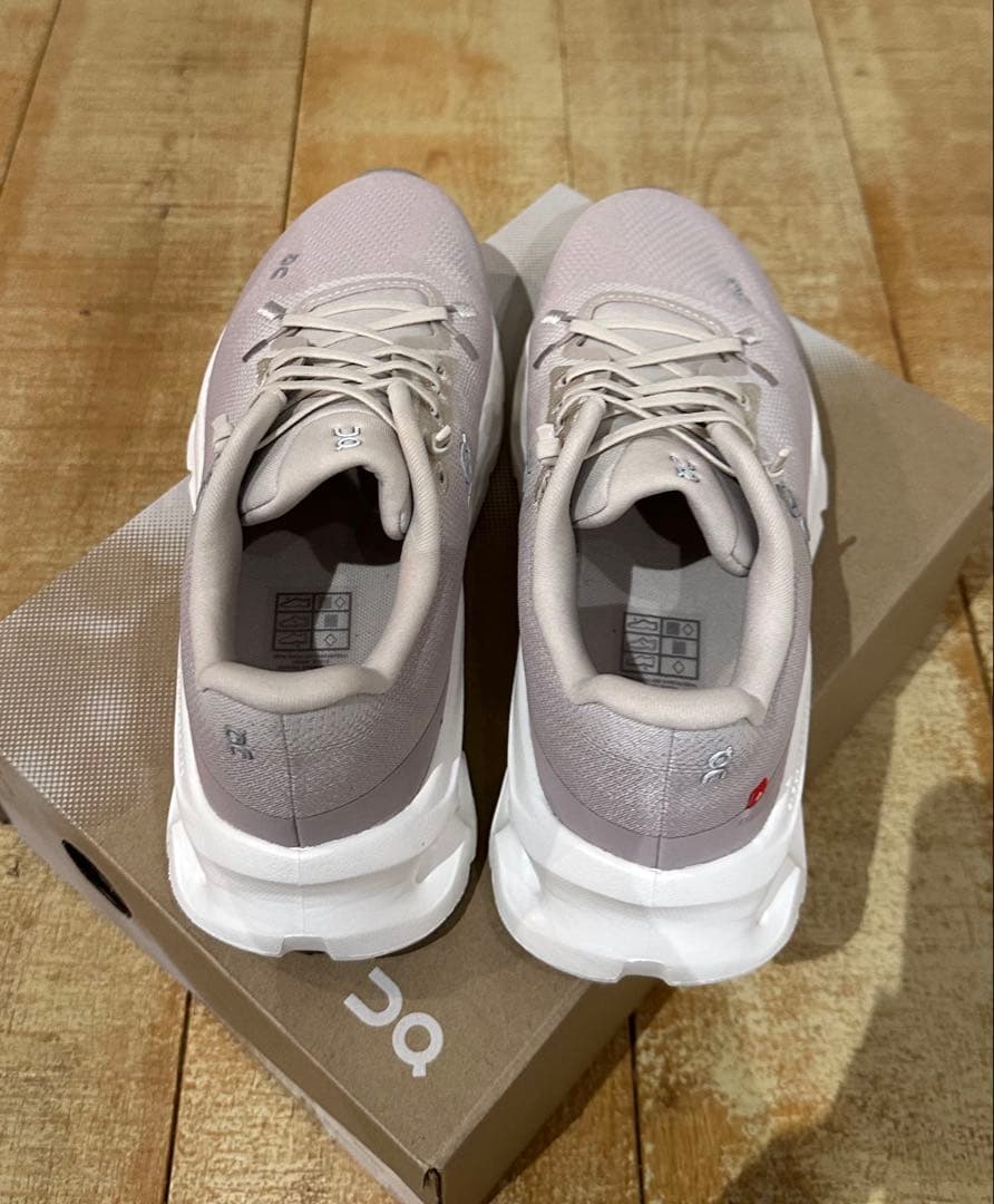 新品未使用　on Cloudtiit レディース 23.5cm 定価22000円